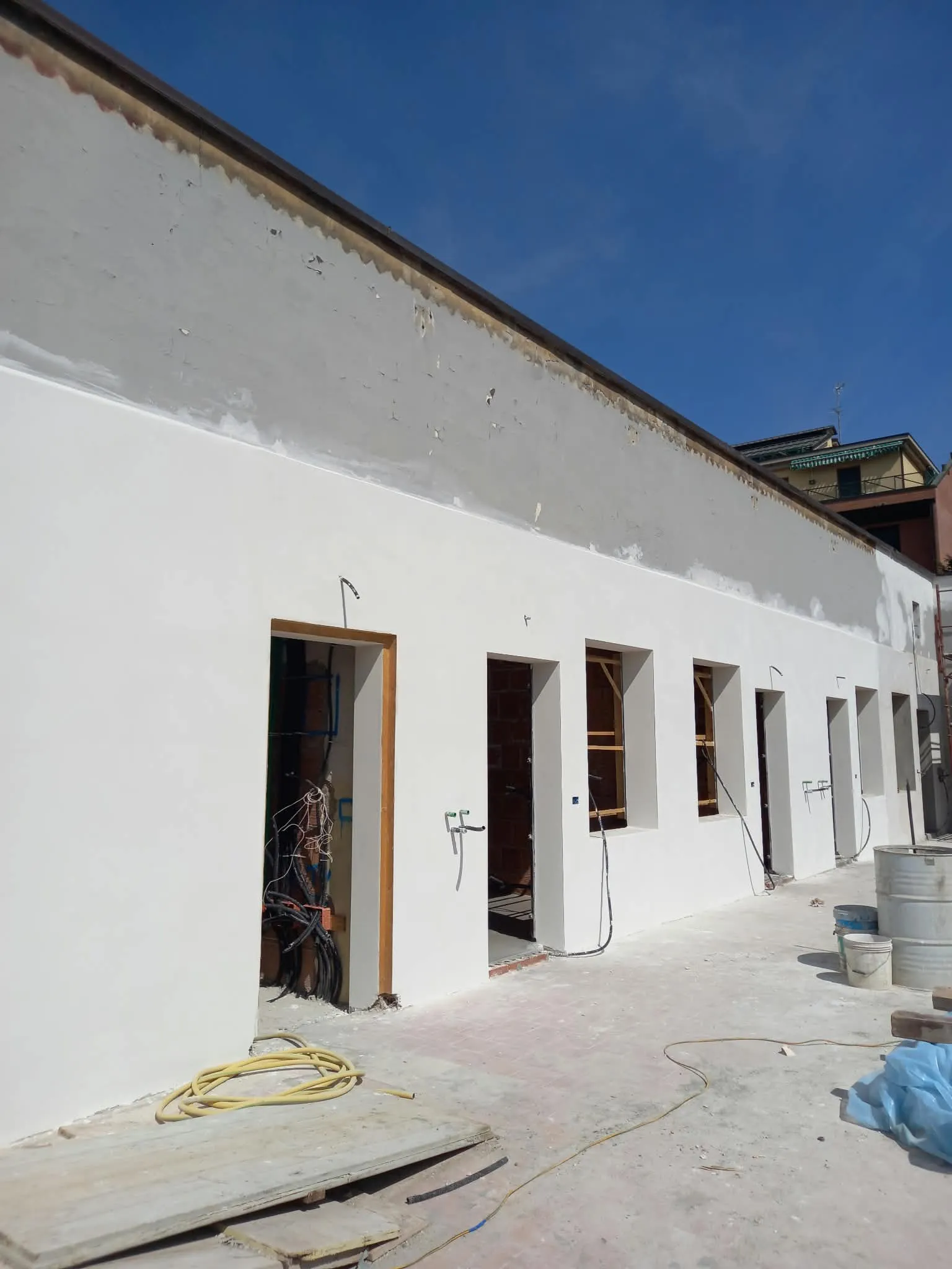 Facciata intonacata di bianco di un edificio a un piano