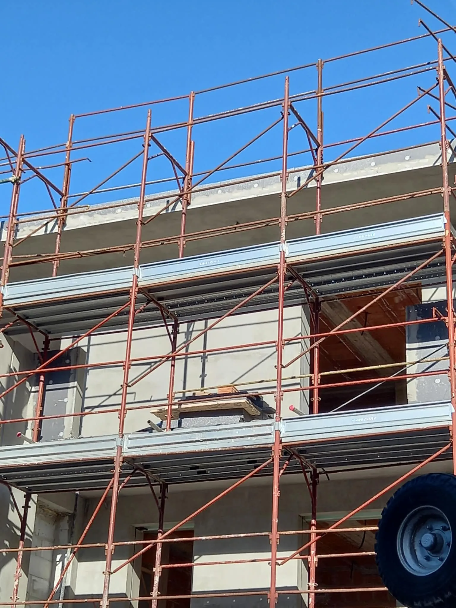 Edificio in costruzione circondato dal ponteggio