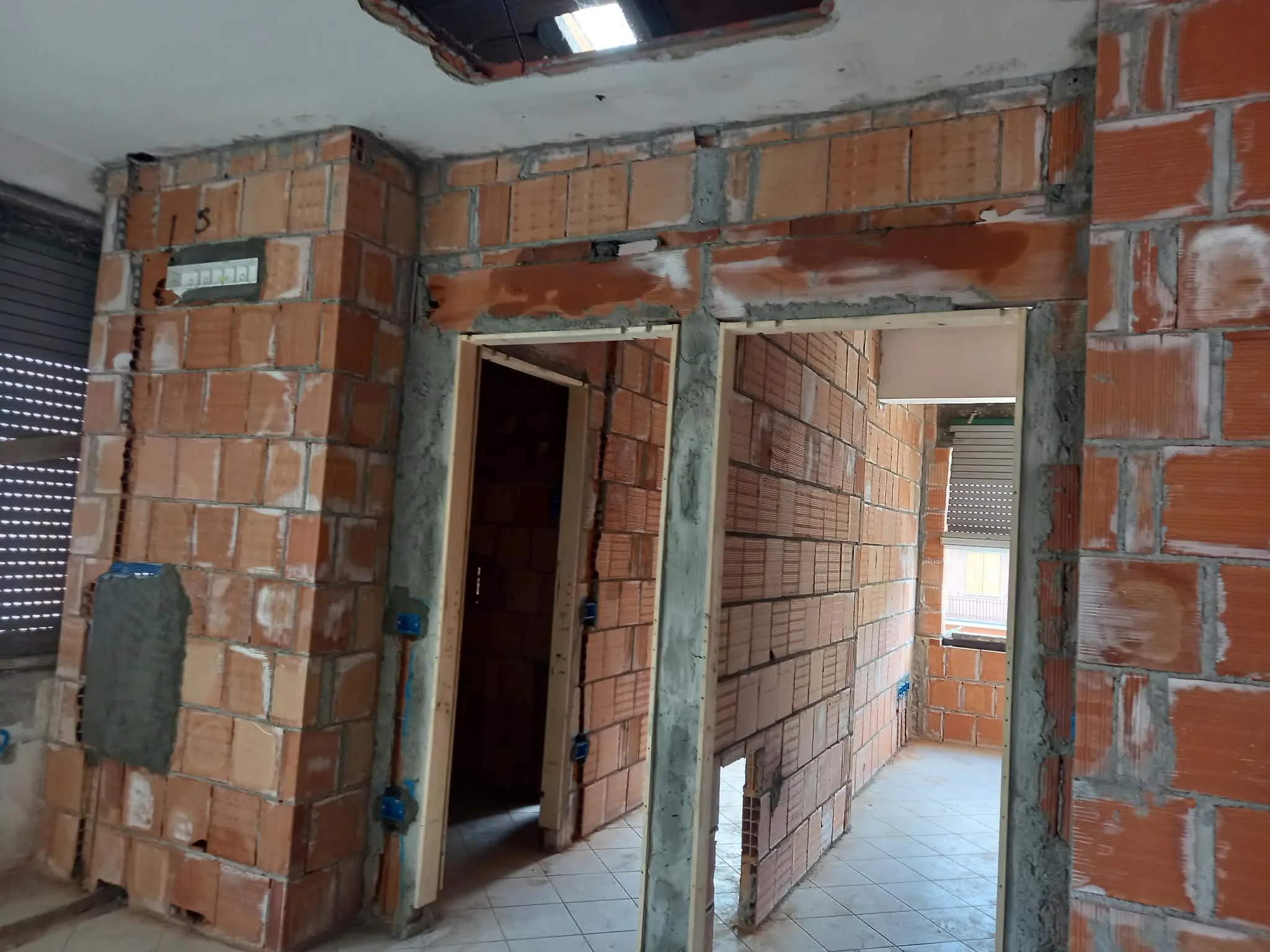 Nuovi tramezzi in laterizio e vani porta in un locale in ristrutturazione