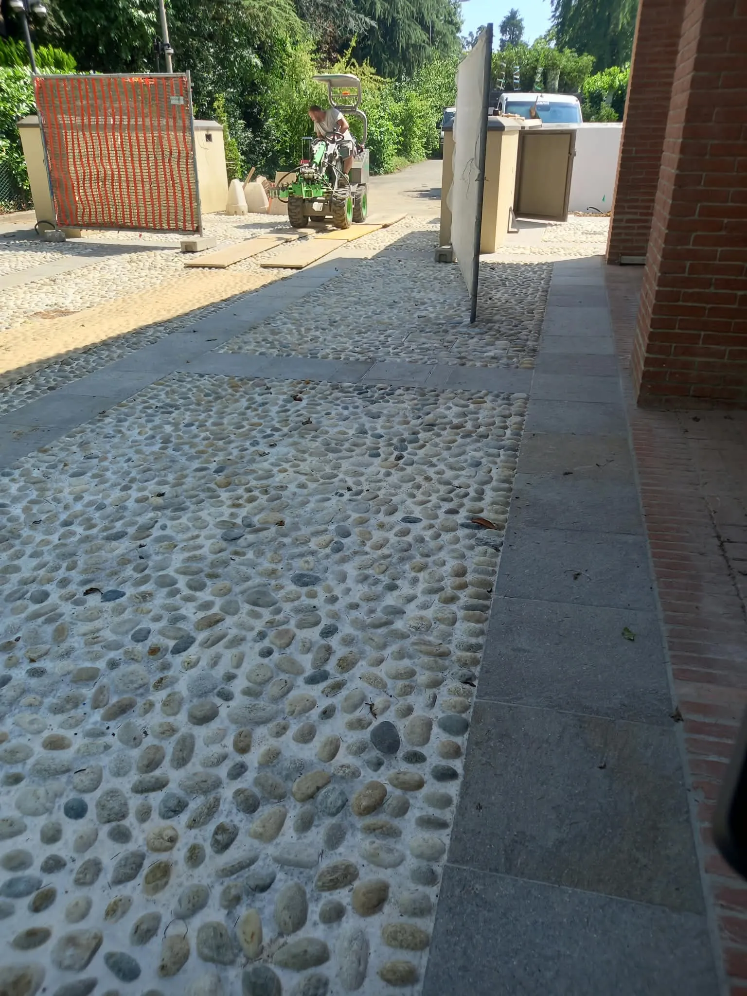 Vialetto in ciottoli di fiume con cordoli in pietra