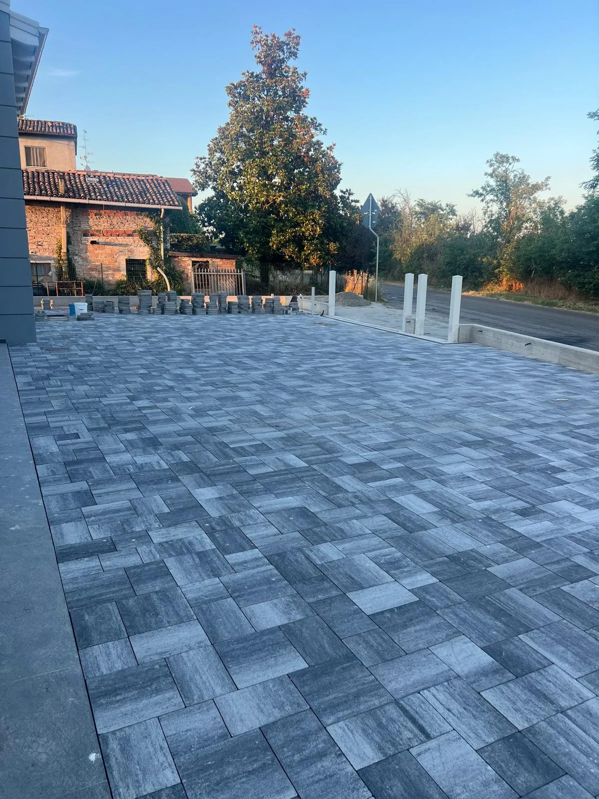 Piazzale appena pavimentato in masselli autobloccanti grigi