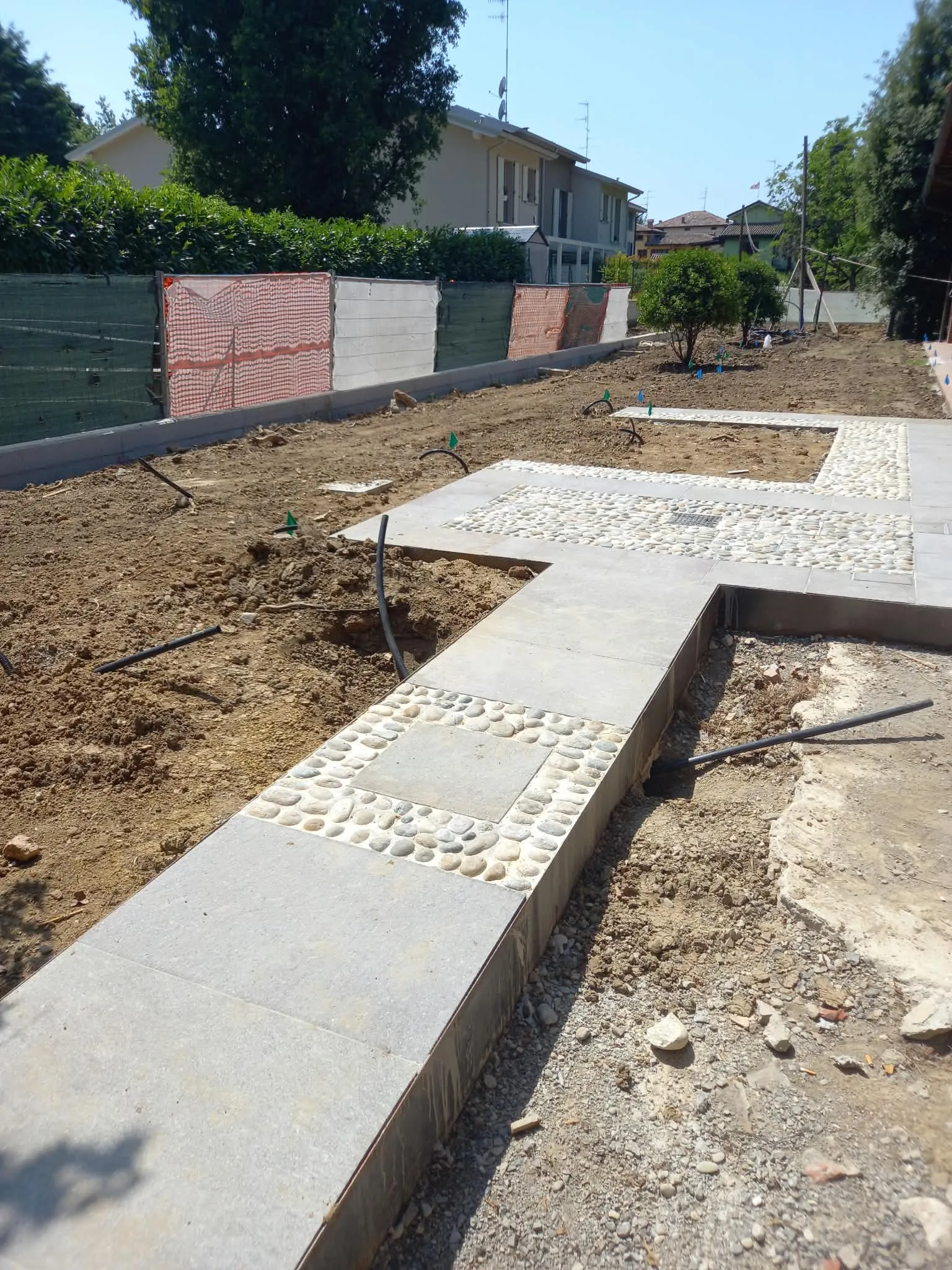 Percorsi pedonali in lastre di pietra e ciottoli in un giardino in costruzione