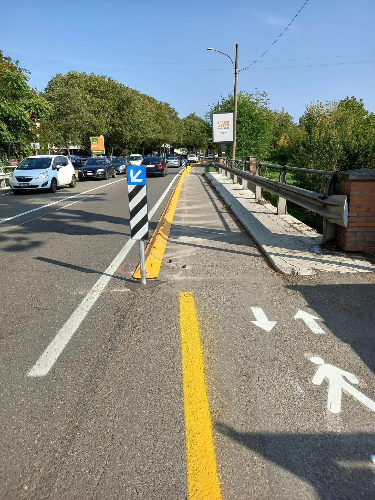 Pista ciclabile con segnaletica gialla separata dalla carreggiata